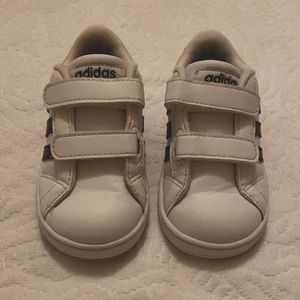 Adidas toddler shoes sz 6